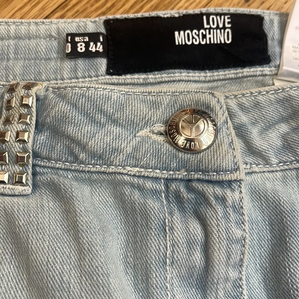 Love Moschino Studded Peace Sign Light Wash Denim Mini Skirt Size 8 - Image 4