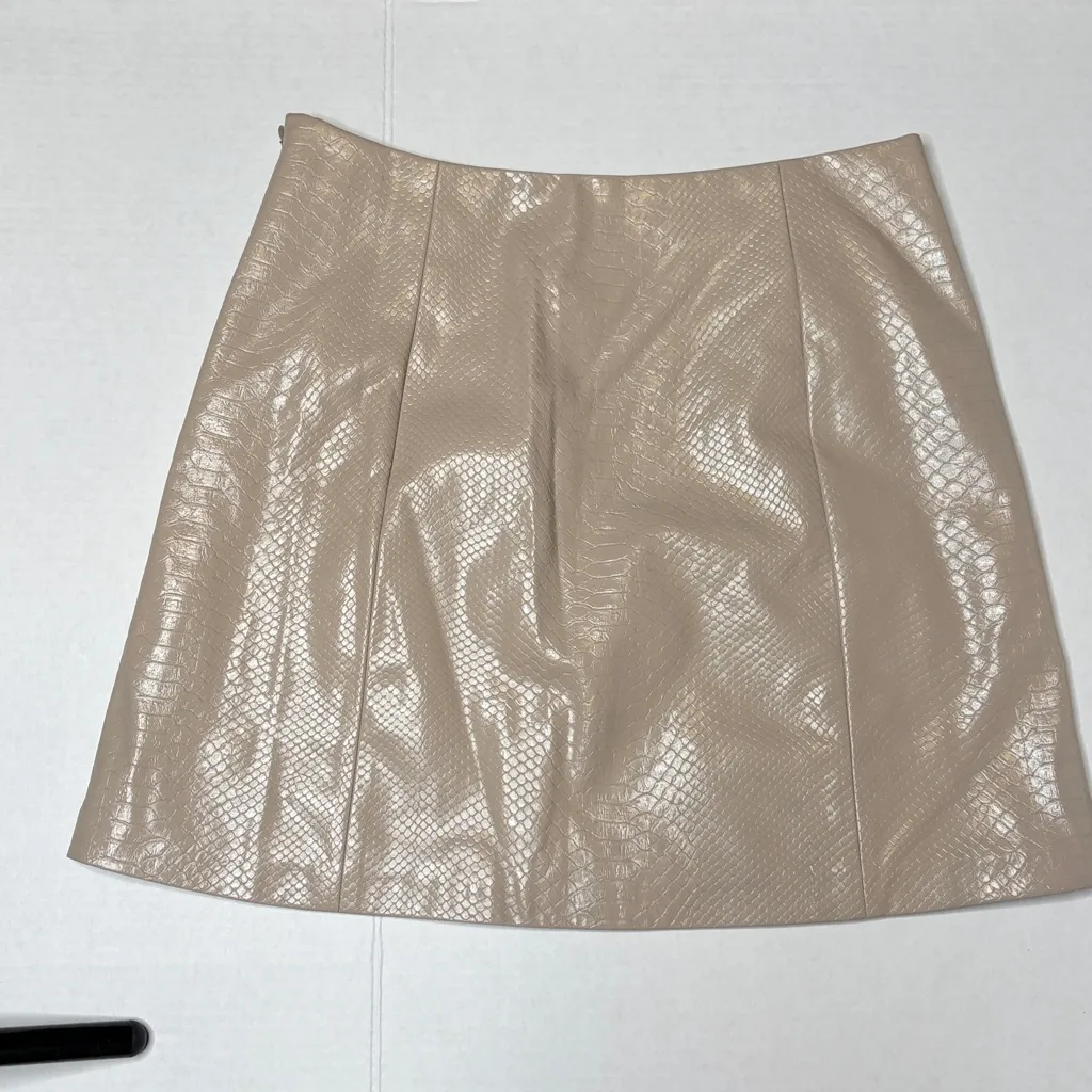 Aritzia Babaton hopper tan Snake Print Mini Skirt size 8 - Image 4