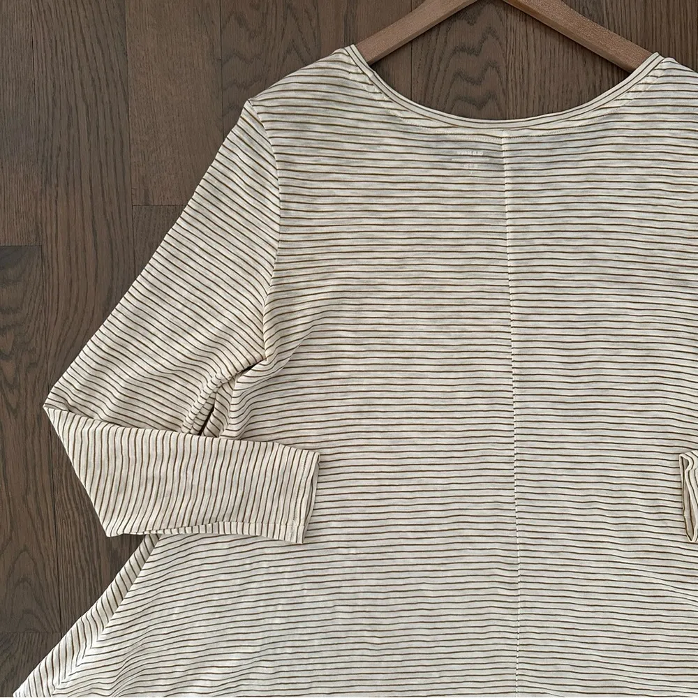 Old Navy Long Sleeve Extreme Crewneck Swing Tee in Cream Olive Stripe Size Small - Image 4