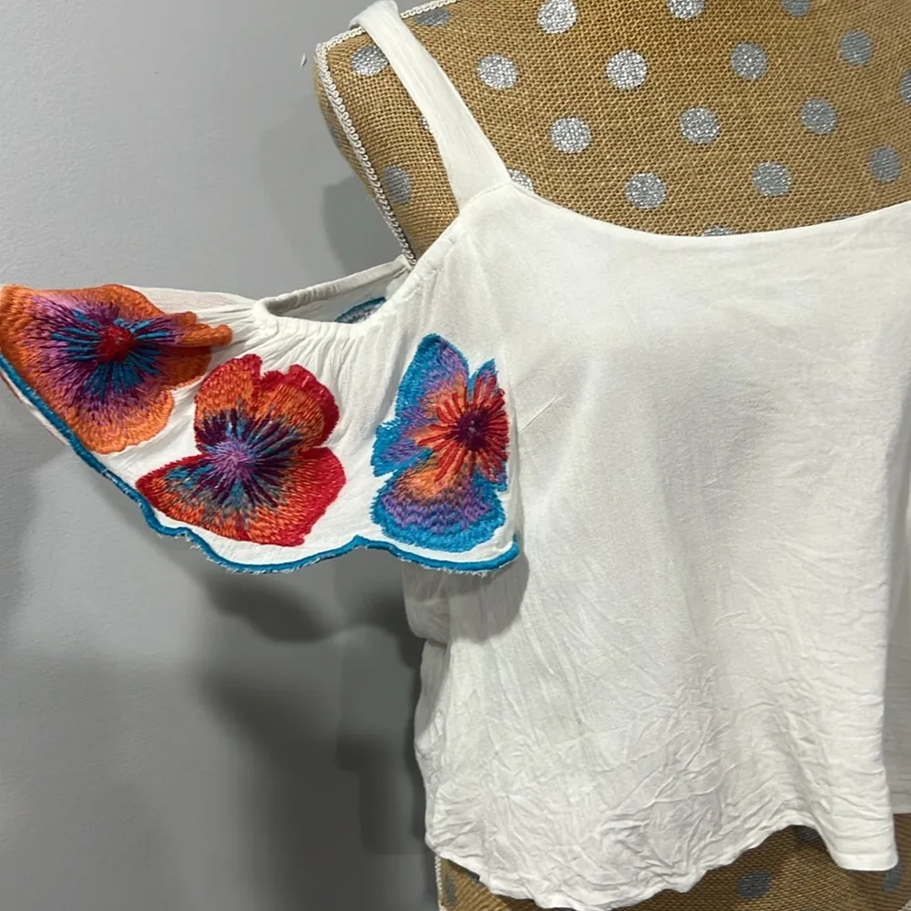 NWOT- CHLOE OLIVER Embroidered Top in small - Image 2