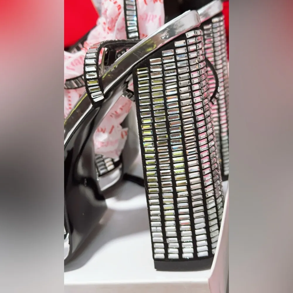 AZALEA WANG CATRIONA CHUNKY EMBELLISHED SANDAL IN SILVER Black Size 9 - Image 7