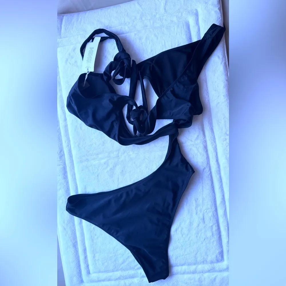 black Brazilian bikini swimsuit L laid out textured surface, likely a towel. Size L - Image 8