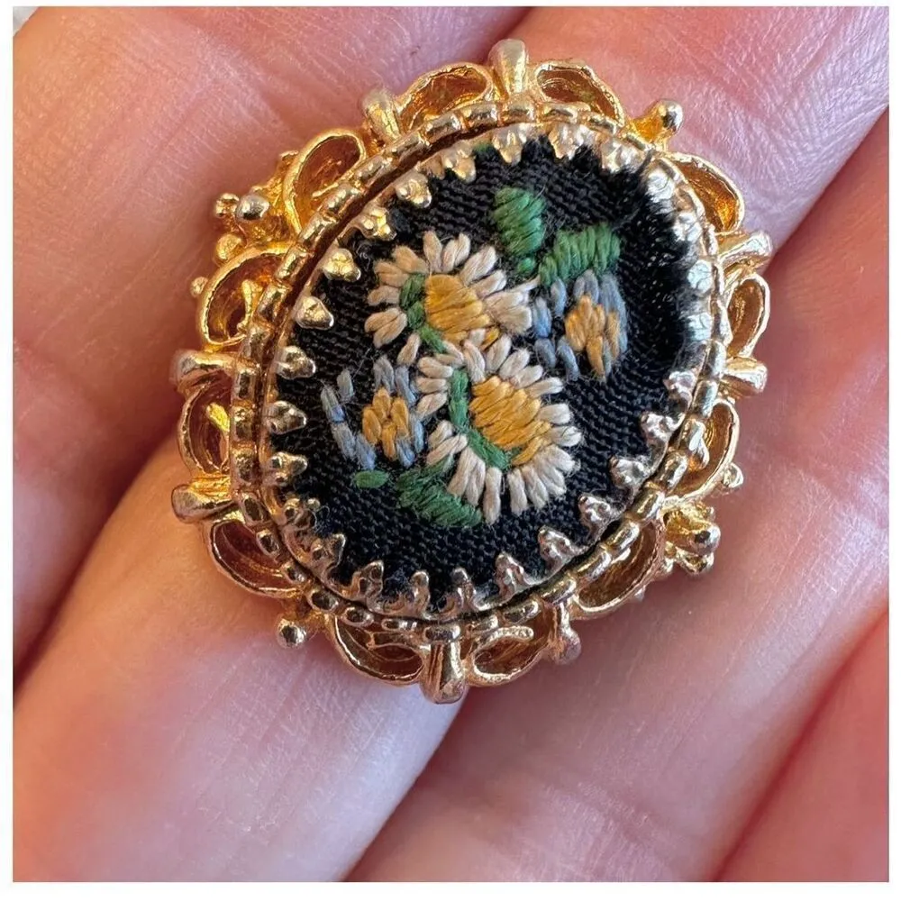 Vintage black and gold tone embroidered flower ring - Image 12