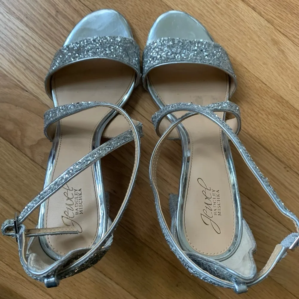 Jewel Badgley Mischka Silver Glitter Strappy Cook Heels/Pumps size 11 - Image 4