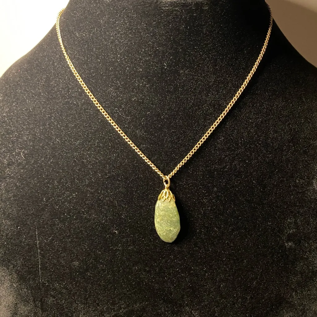 Green Agate Pendant Necklace Golden Chain 16in - Image 3