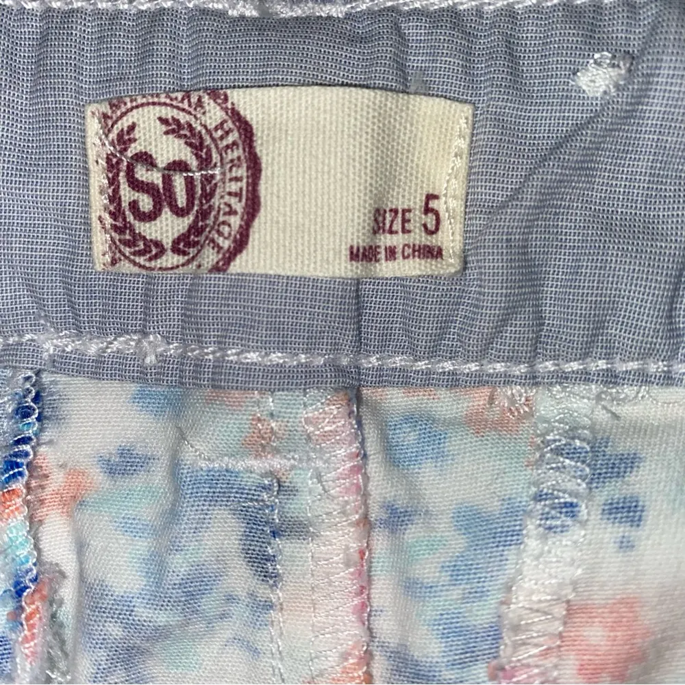 SO floral print Shorts Juniors size 5 - Image 4