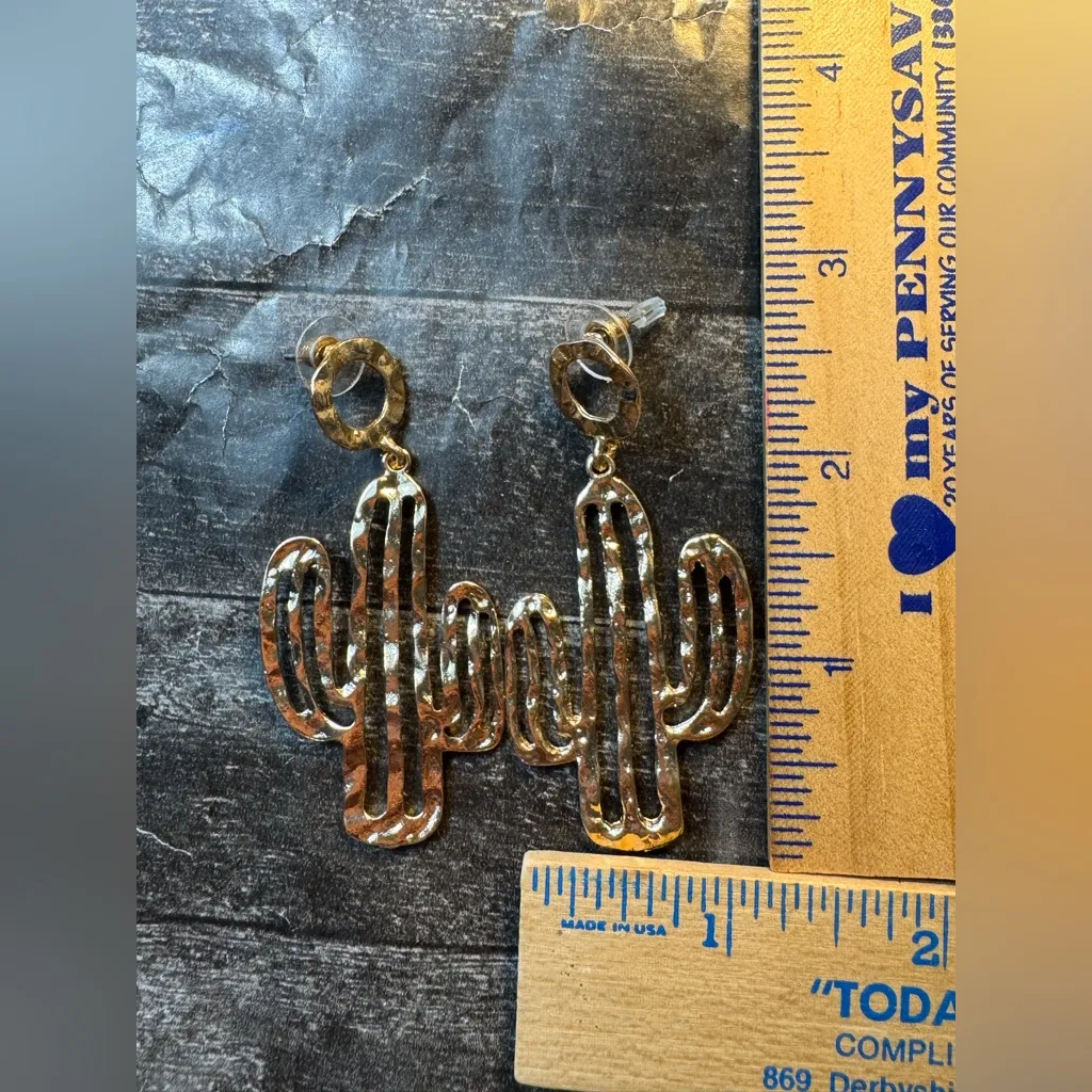 Cactus Southeastern Gold Tone Pierced Earrings - Image 3
