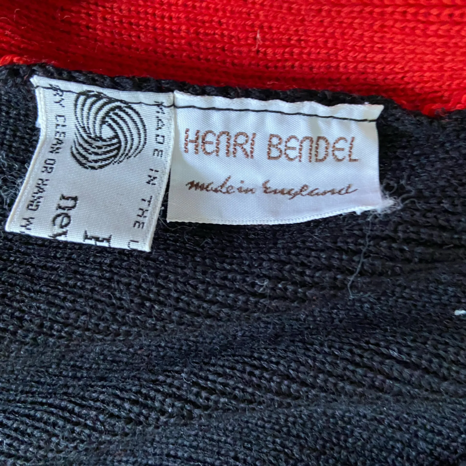 Henri Bendel Bold Wool Cape Red‎ and Black Vintage - Image 4