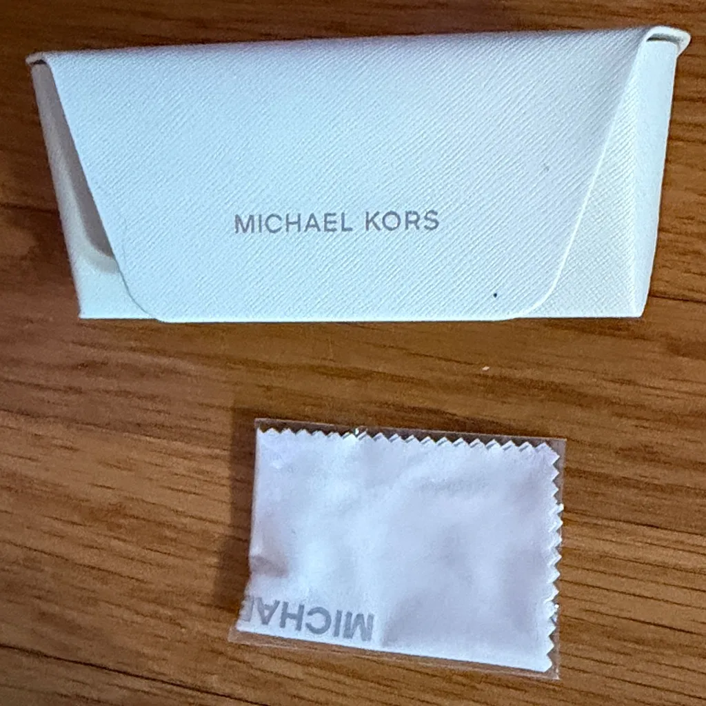 Michael Kors Ivory glass  Case with Cloth - Image 2