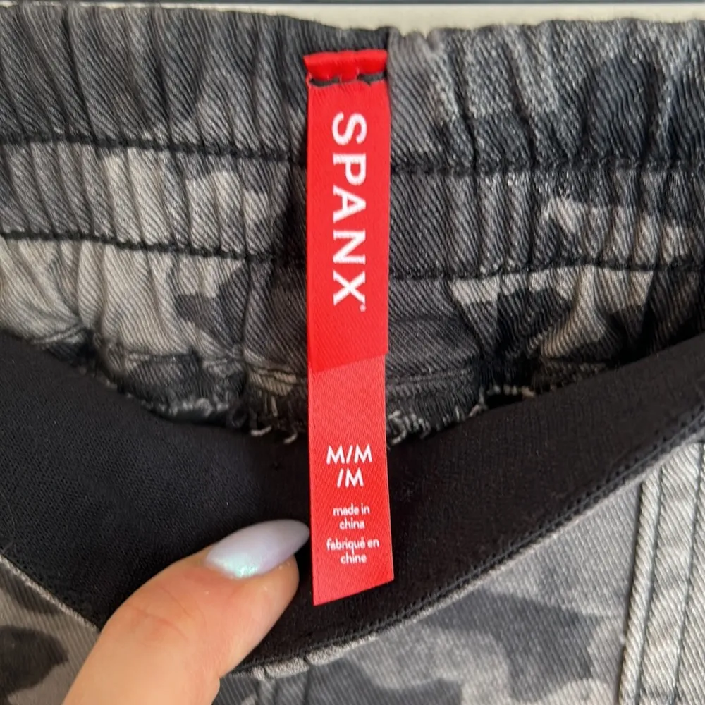 Spanx Stretch Twill Cargo Joggers Black Camo - Image 8