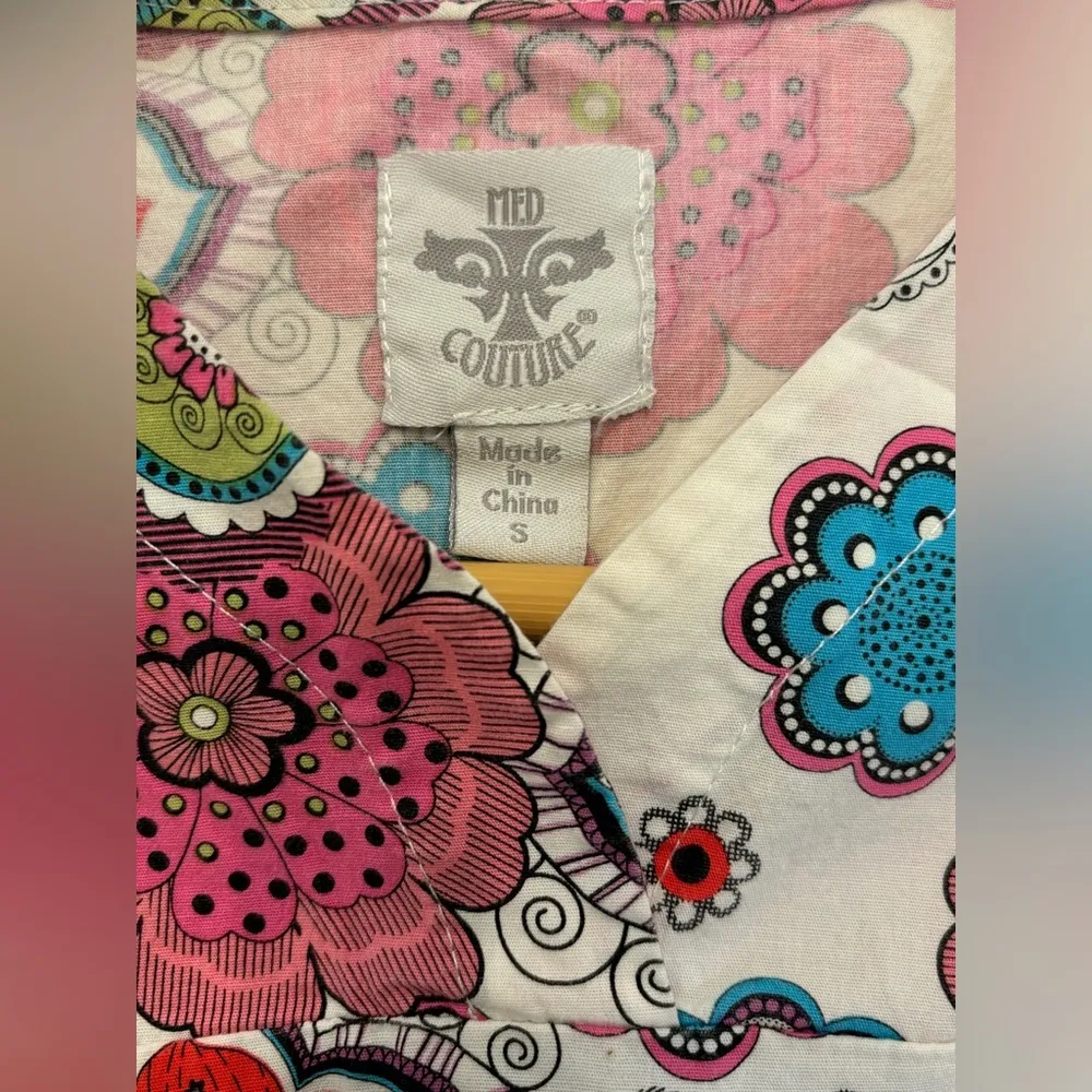 MED COUTURE FUNKY FLORAL SCRUB TOP - Image 4