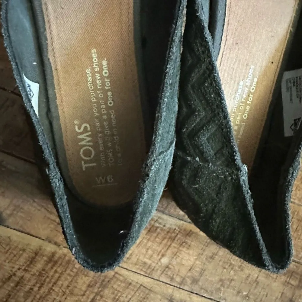 Tom’s minimalist black chevron slip on normcore size 6 shoes - Image 2