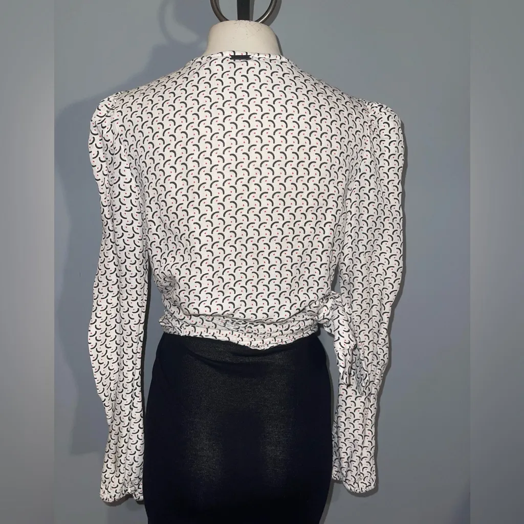 Billabong White and Black Wrap cropped Blouse top shirt woman’s size large - Image 2
