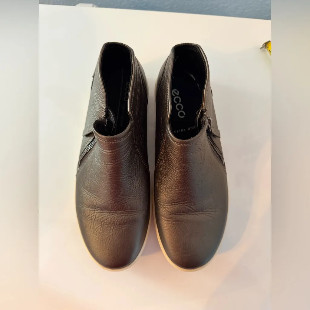 ECCO Soft 7 Women’s Leather Zip Bootie Metallic Olive Gray Size 7 W - Image 2