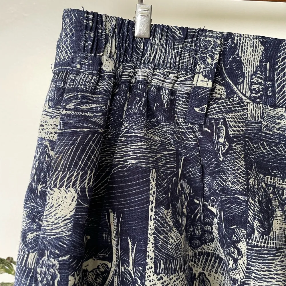 Vintage Navy Blue Flowy Pleated Golf Print Long Bermuda Shorts Fits Size 6 - Image 4