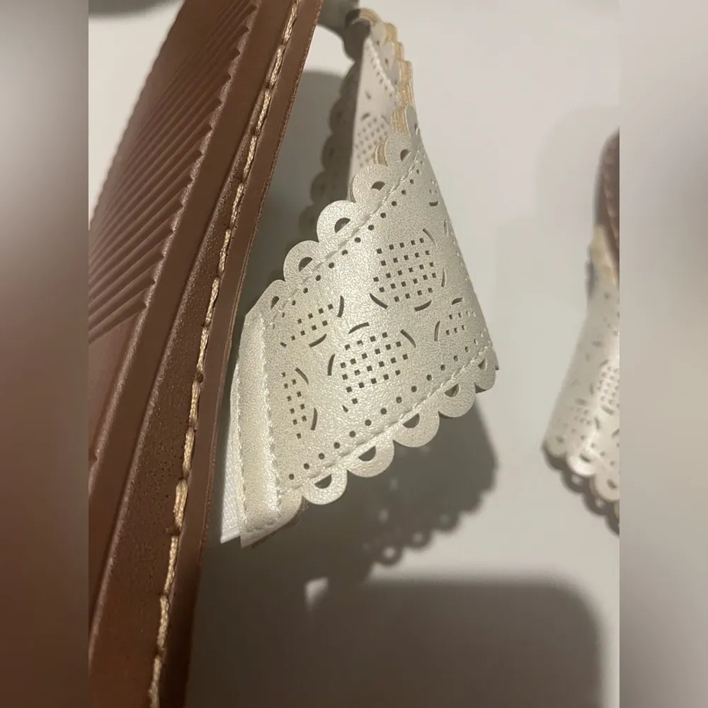 PALMS Women’s 10 Perforated Thong Sandals White on Brown Flip Flop Slip On Comfy - Image 12