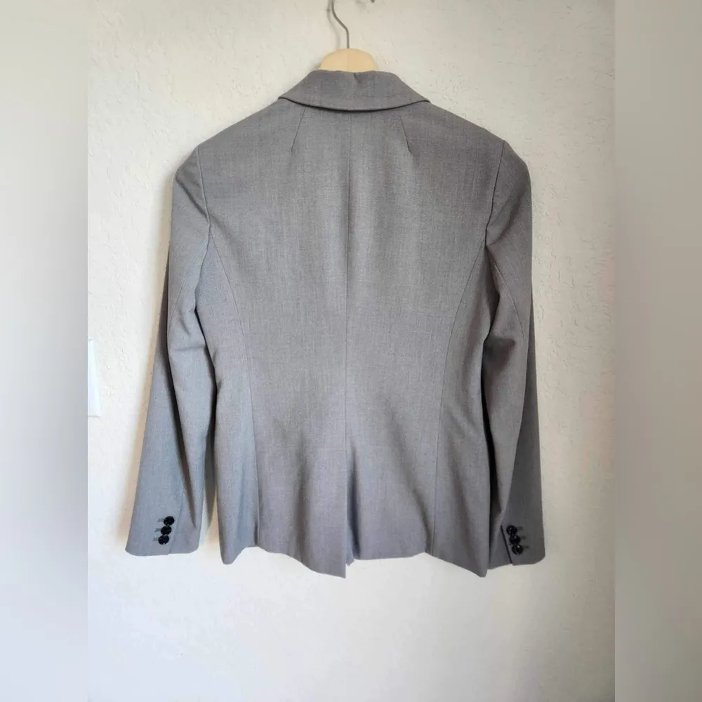 J. Crew Women’s Gray 2 button All Season Wear to Work Blazer Size 2 - Image 2