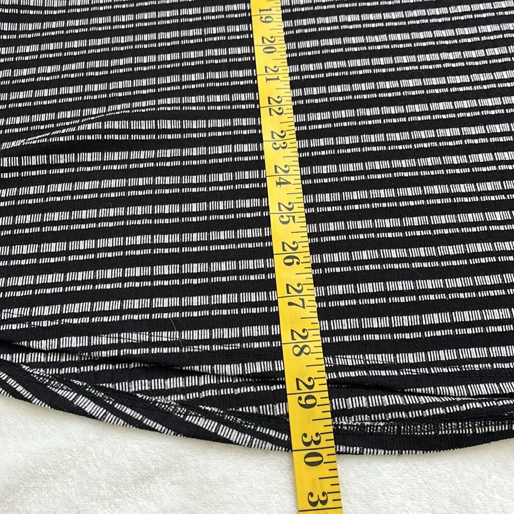 LuLaRoe Women’s Short Sleeve Top Size Medium - Image 7