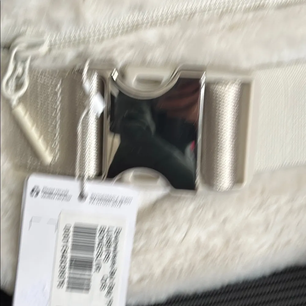 Lululemon Everywhere Belt Bag *Plush Fleece Bone/Silver - Image 5