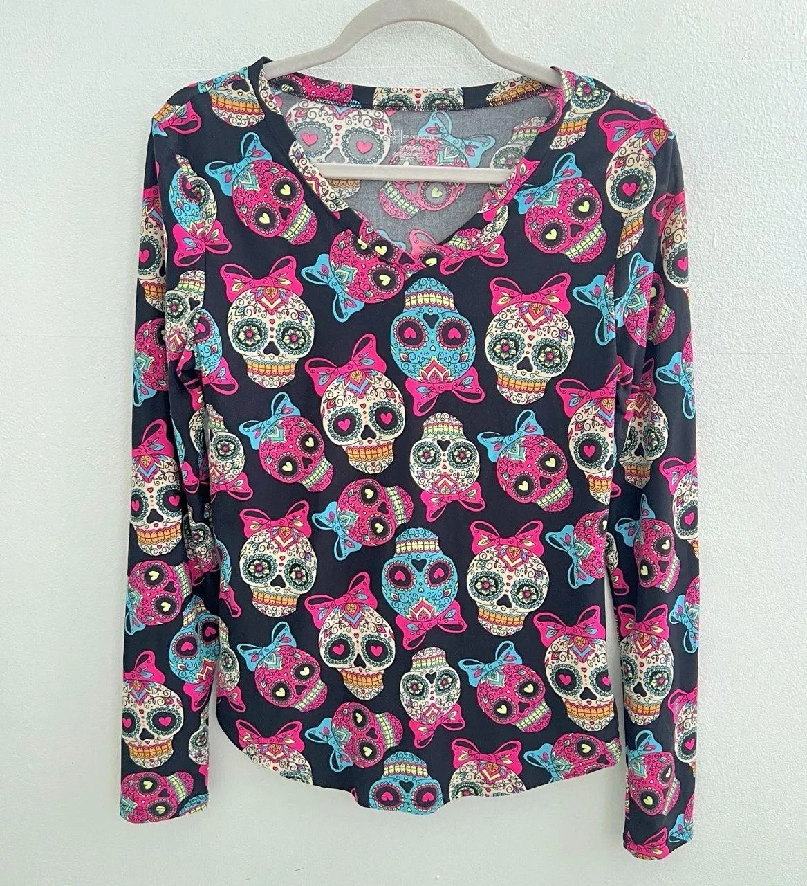 No Boundaries Black Multi-Color Skulls Bows V-Neck Long Sleeve T-Shirt Small - Image 3