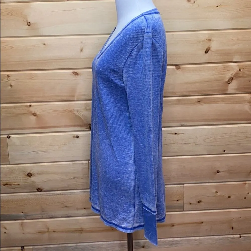 Peyton Jensen Burnout Distressed V-Neck Thermal SM - Image 3