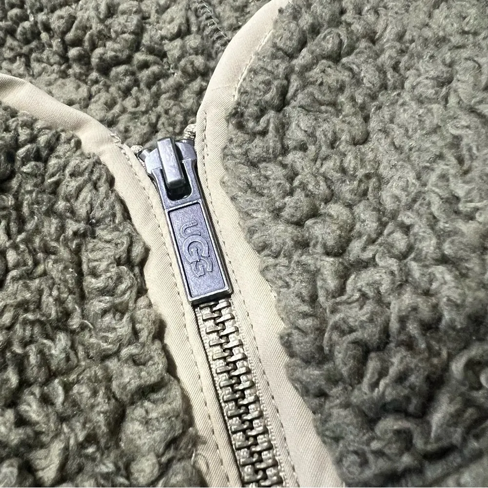 Ugg full zip thick Fleece hooded jacket Olive green small - Image 4