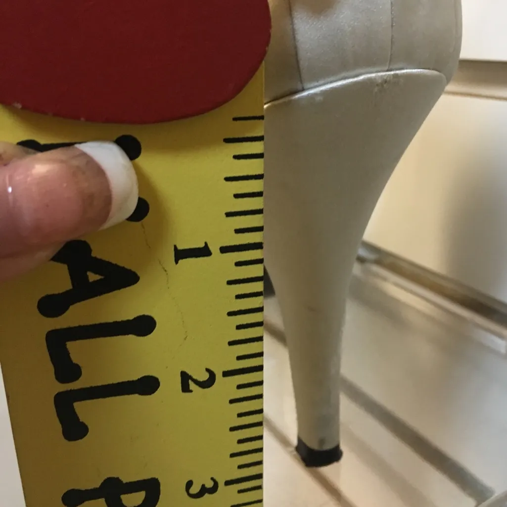 Size 7 Nine West champagne shoes - Image 2