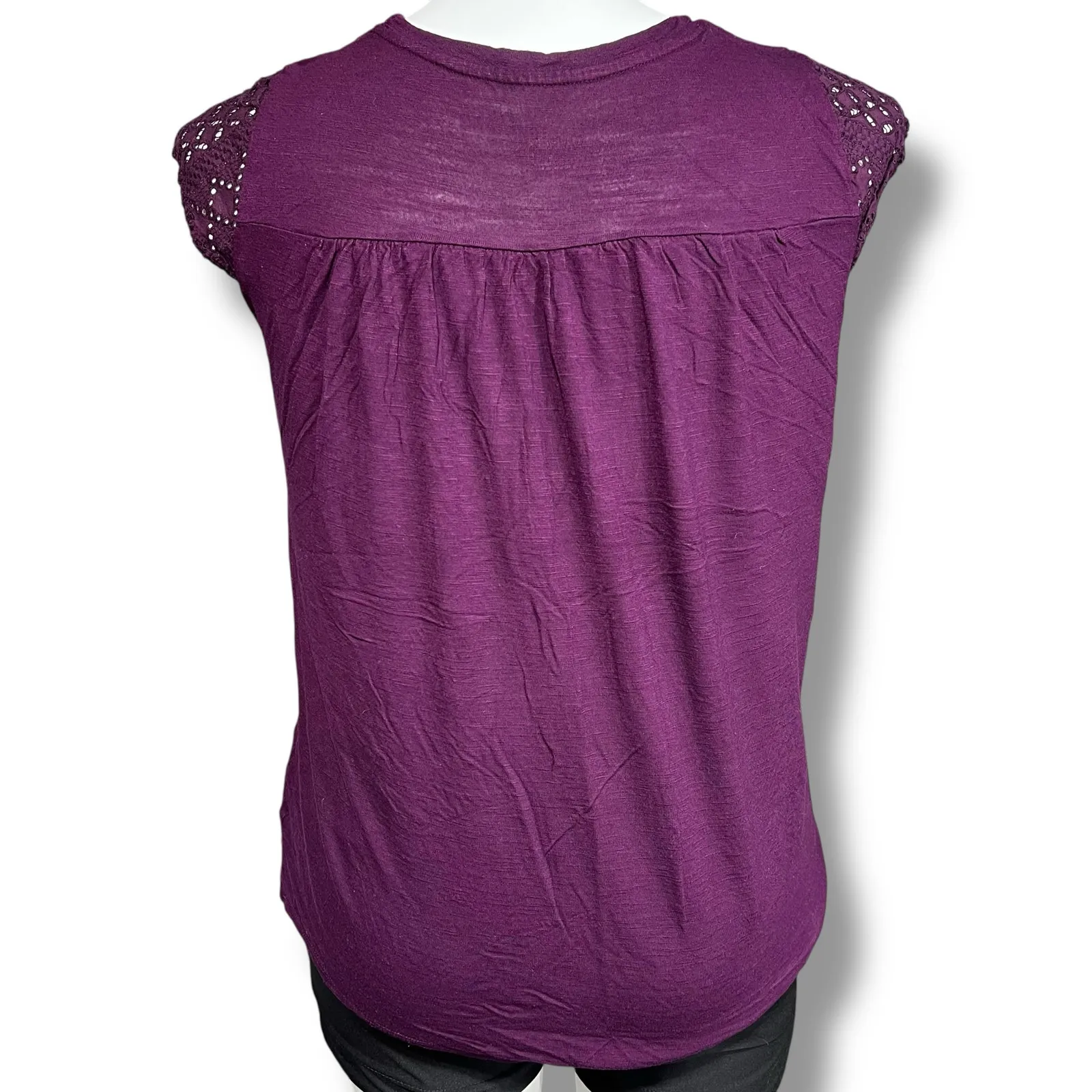 Merona Womens T Shirt Blouse Top Sheer Lace Shoulders Shirt Cap Sleeves Purple - Image 3