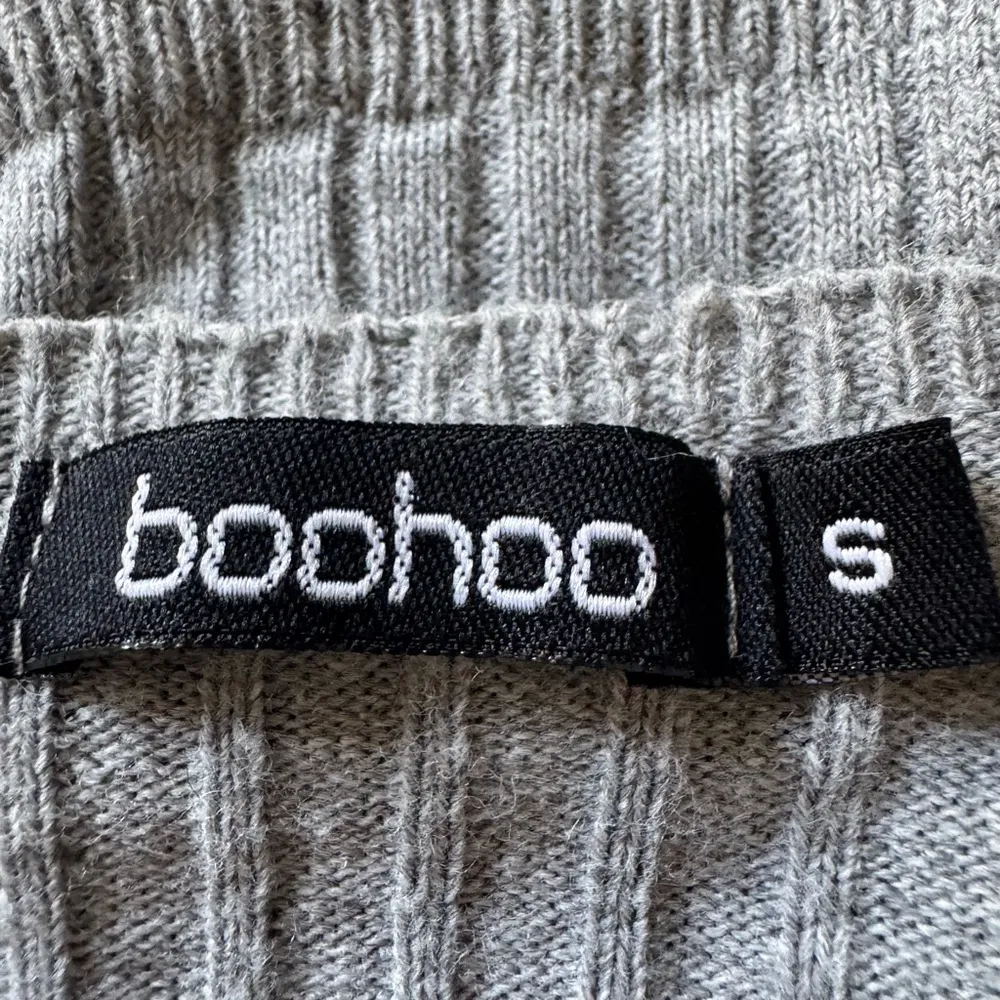 Boohoo Cropped Grey Ribbed Buttoned Cardigan Sweater - Image 3