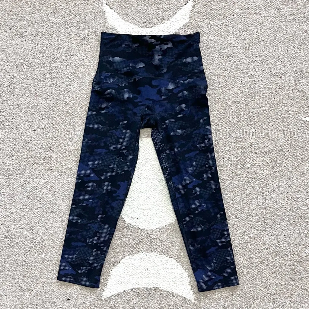 Spanx Active Booty Boost Blue Black Camo Print Cropped Compression Leggings XS - Image 4