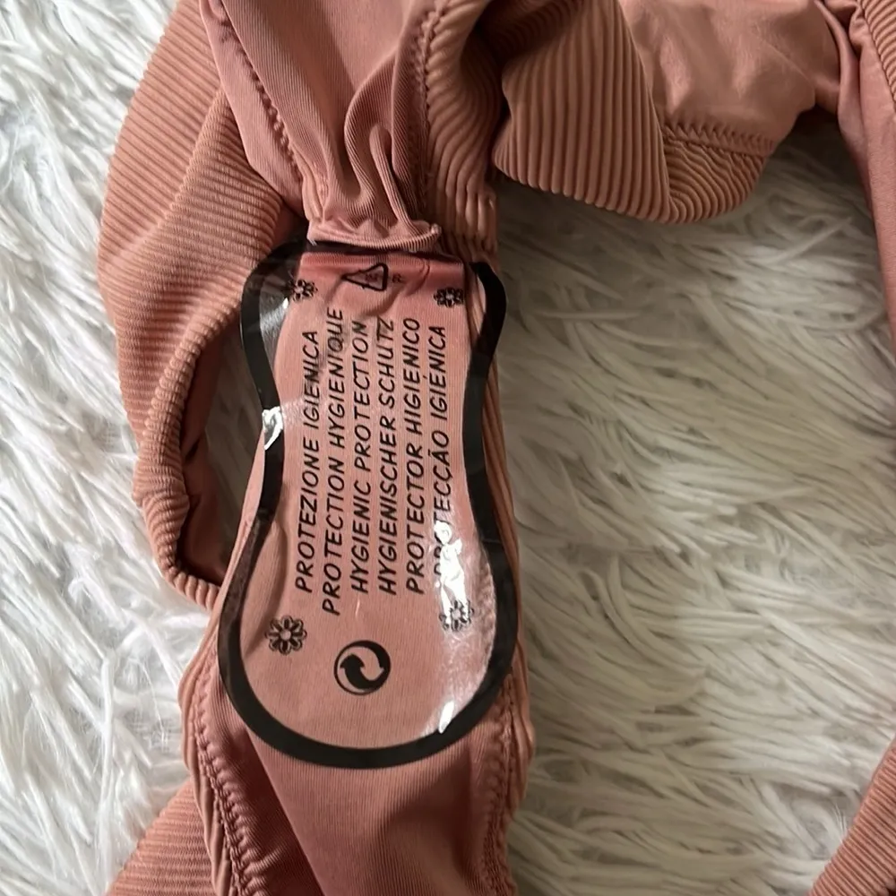 New Good American Ribbed Better bikini top in desertrose001 size Medium - Image 9