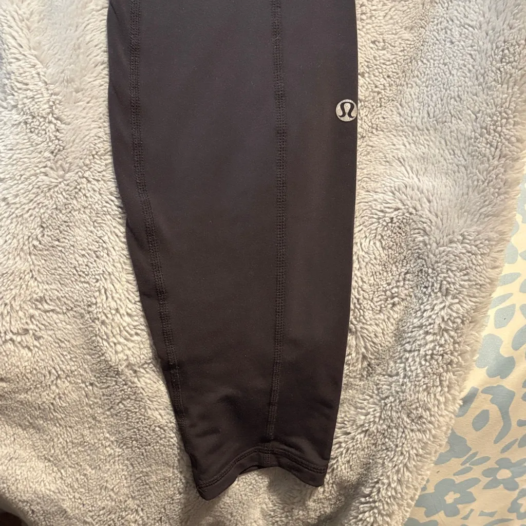 EUC Lululemon Black full Length Leggings with Reflective Zipper Pockets Size 8 - Image 4