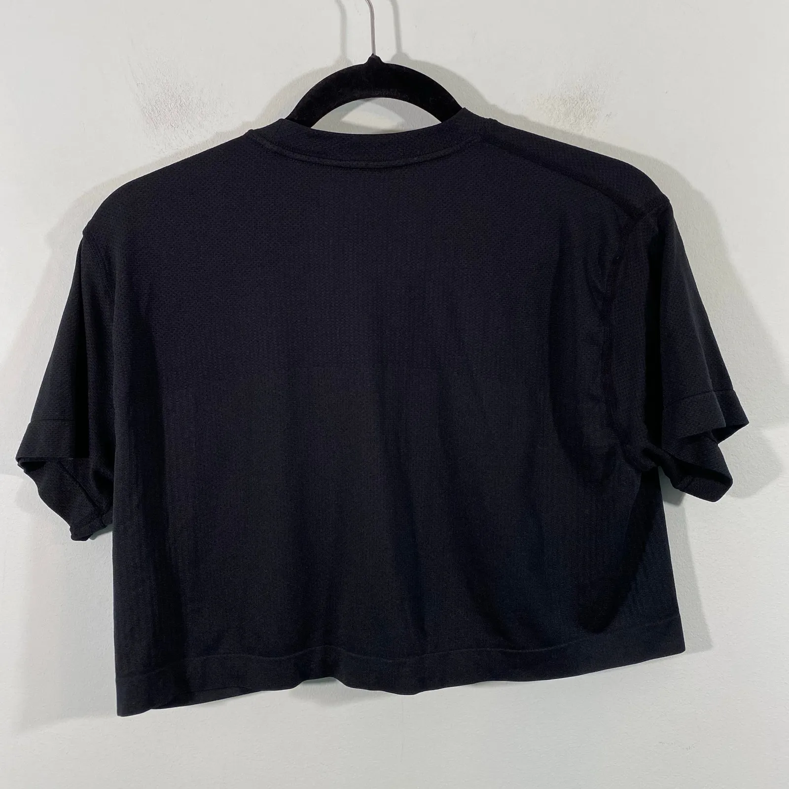 Alphalete Women Black Logo Short Sleeve Cropped Athletic Top - Image 5