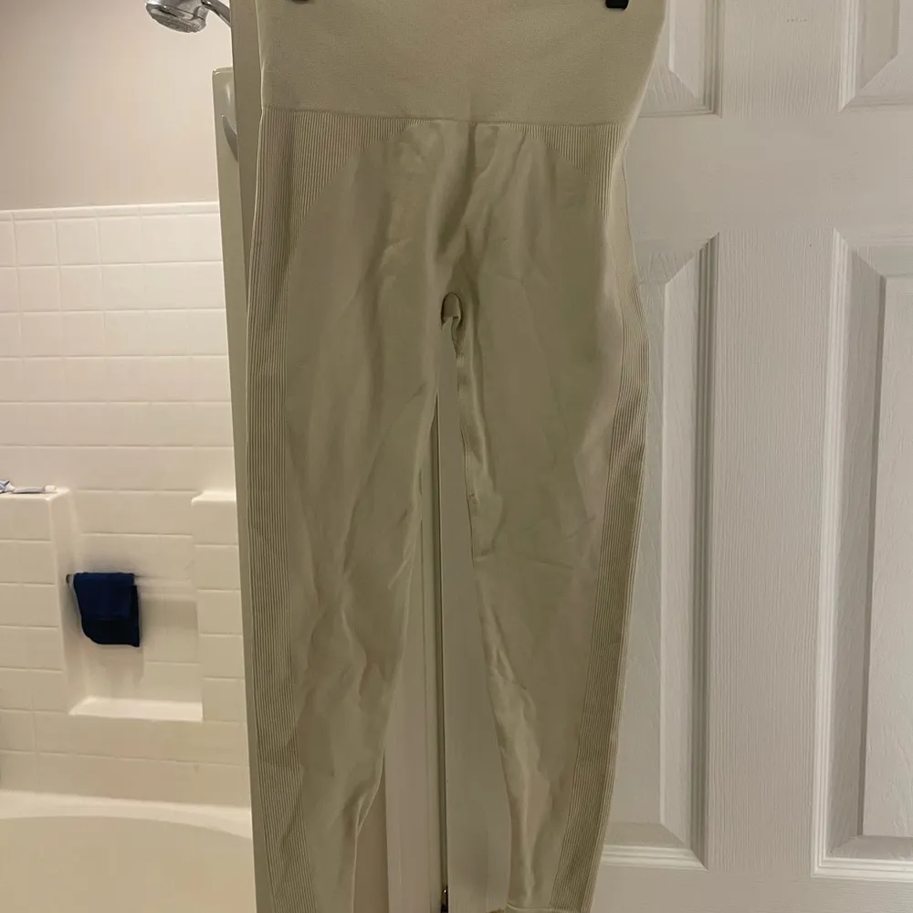 Set Active Sculptflex Leggings Medium in color oat milk - Image 4