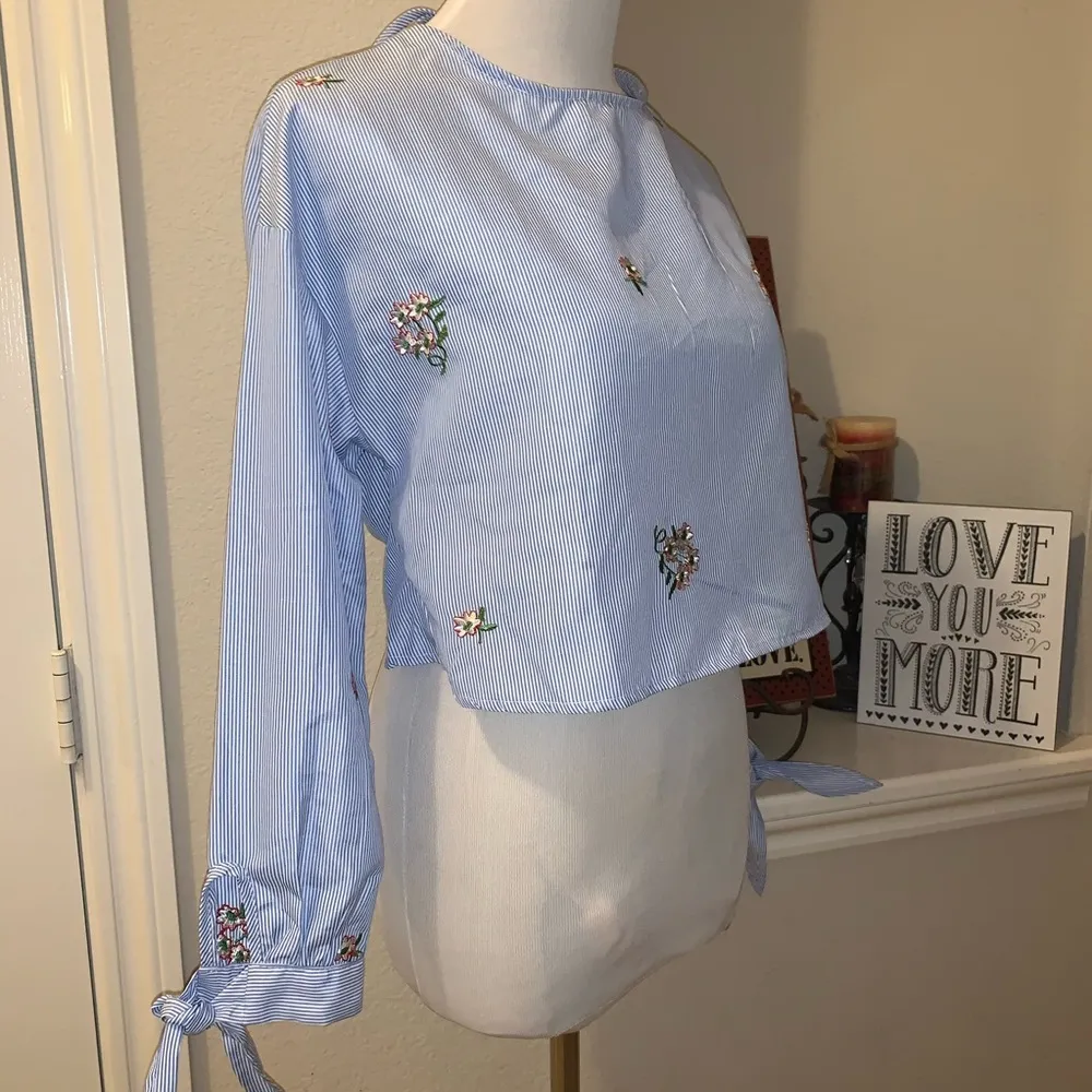 Bleuh Ciel  cropped open back shirt, Small - Image 3