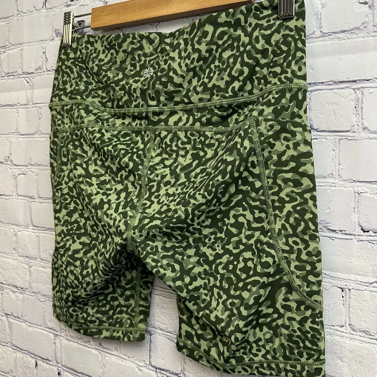 Athleta Ultimate Stash II 7" Biker Shorts Green Clouded Leopard Medium Athletic - Image 4