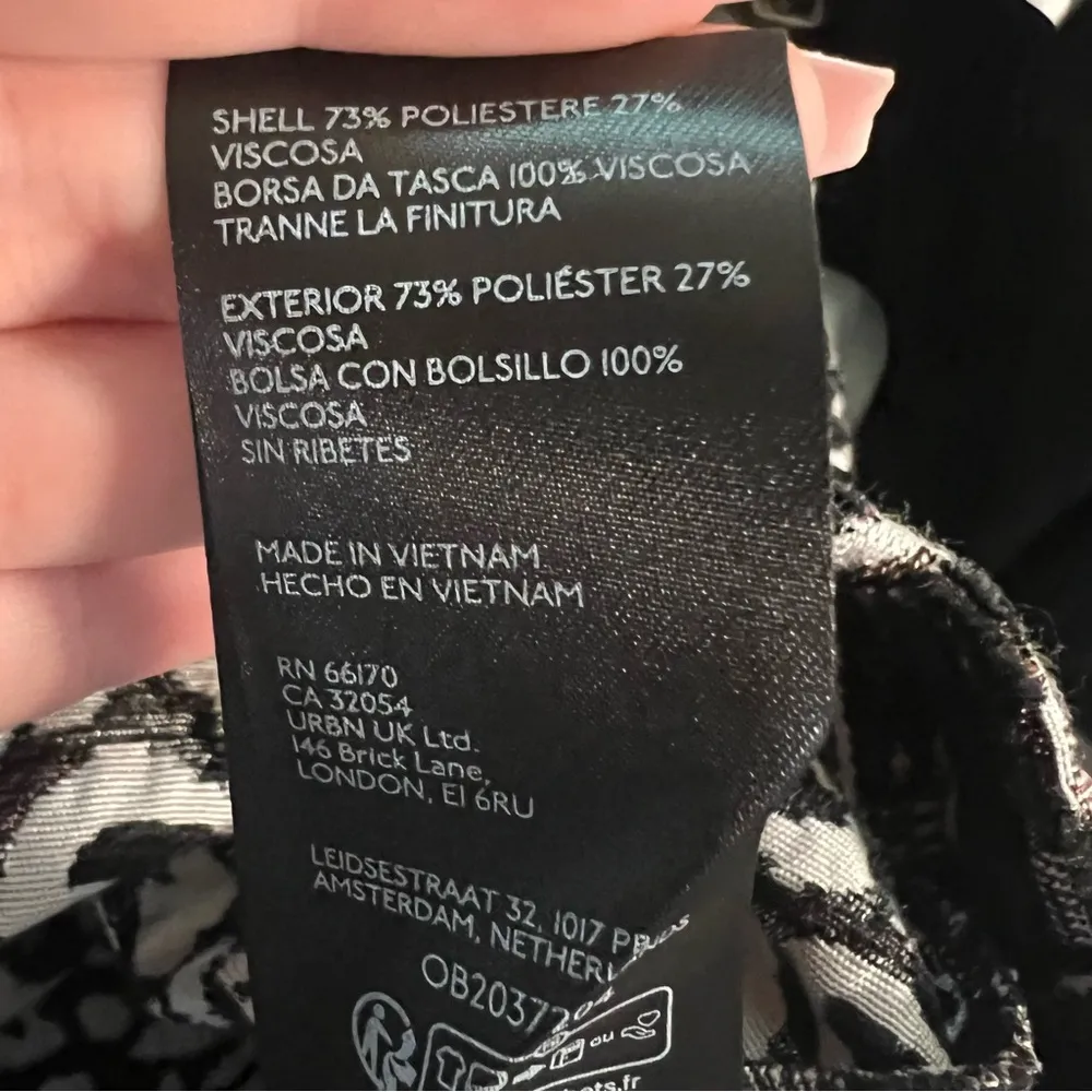 Maeve Low-Rise Belted Micro
Mini Skirt size XL - Image 10