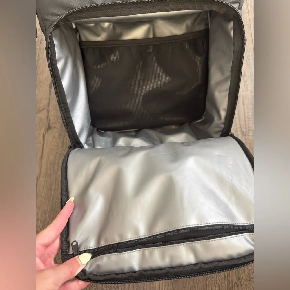 Vooray 2nd Avenue Backpack- Black 25L - Image 6