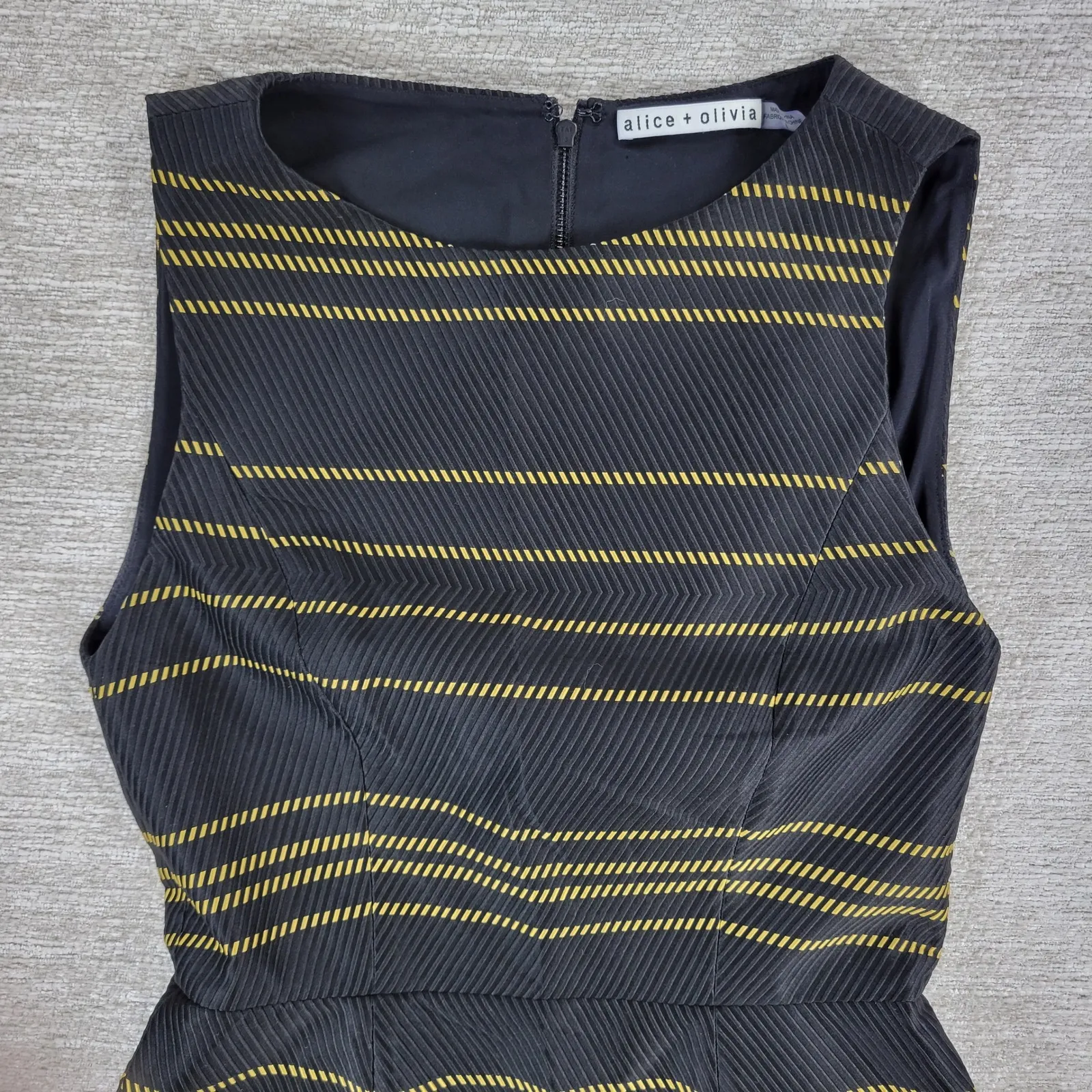 Alice+Olivia Lindsey Cocktail Dress Size 12 Sleeveless Black Velvet Gold Yellow - Image 4