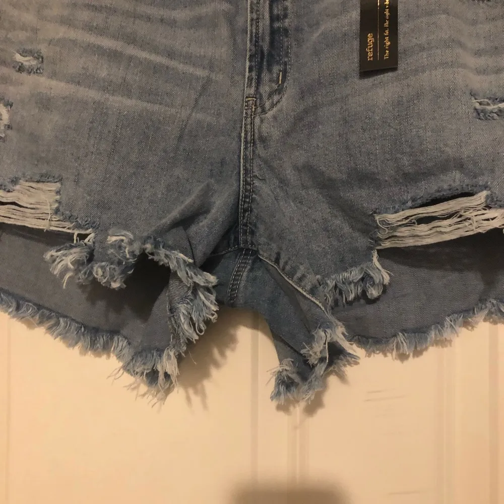 🆕 Frayed Denim Shorts - Image 2