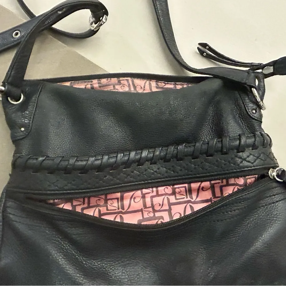 Stone Mountain Versatile Black Leather Shoulder Bag with Adjustable Straps - Image 10