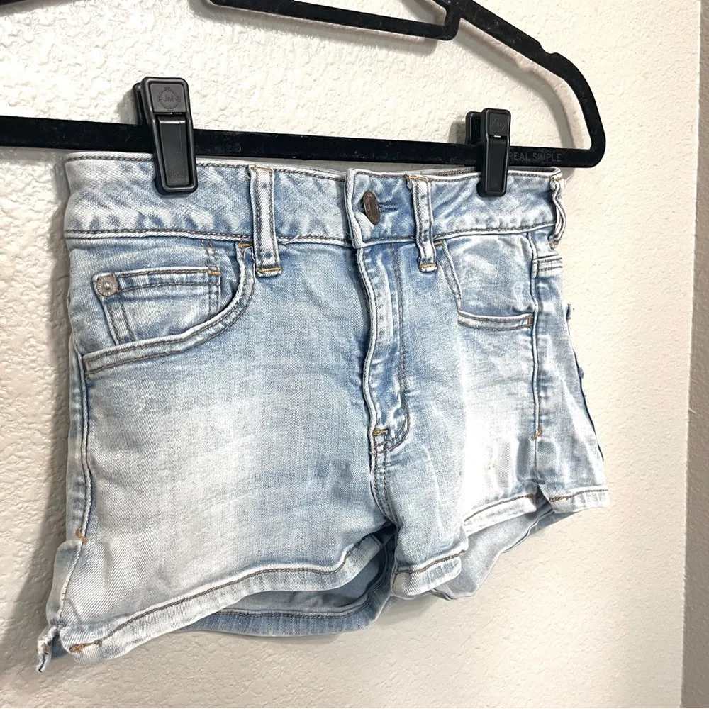 American Eagle Low-Rise Light Wash Denim Shorts - Image 3