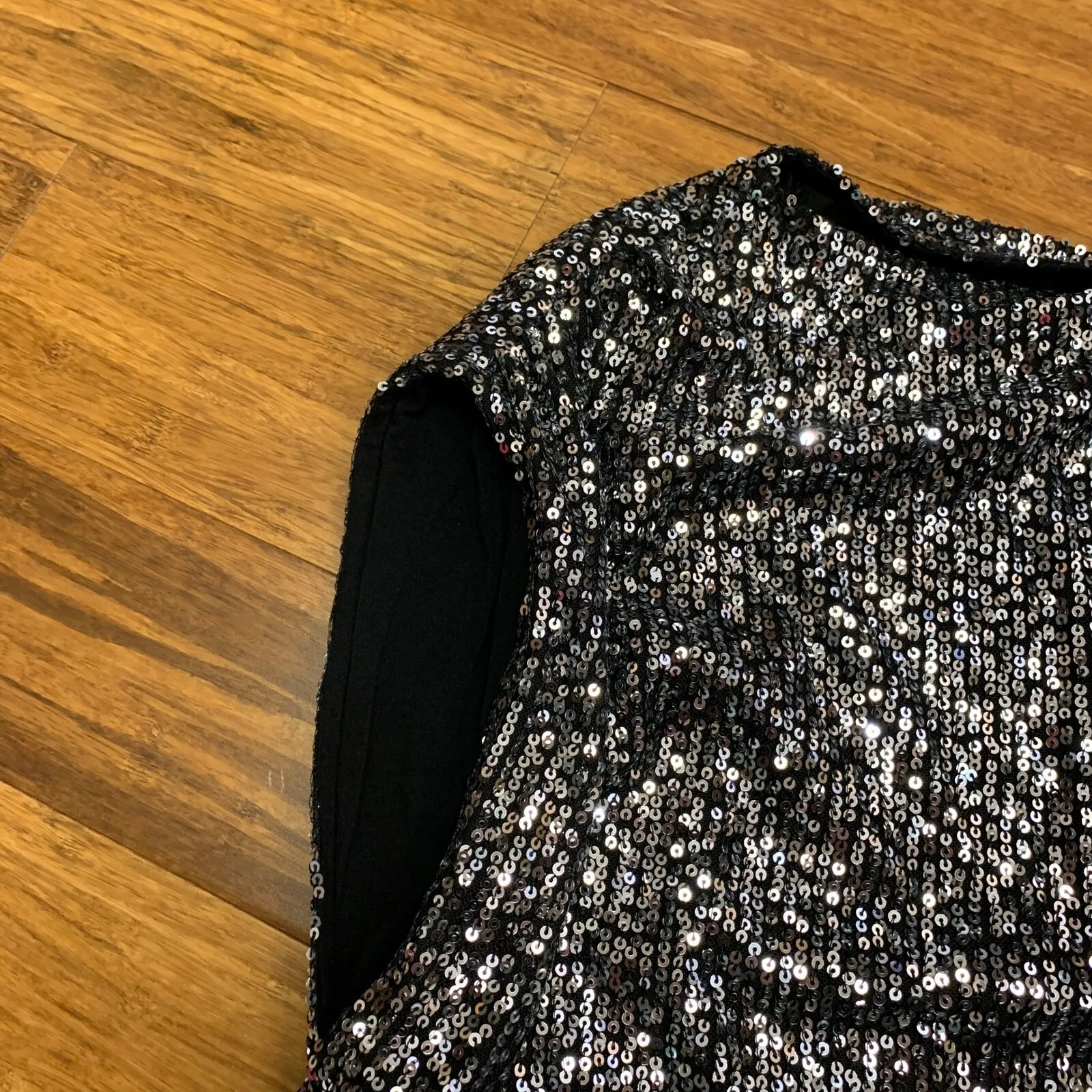 Elan Sequin Top‎ Womens Size Medium Sleeveless Blouse Party Sparkle Ruched Black - Image 2