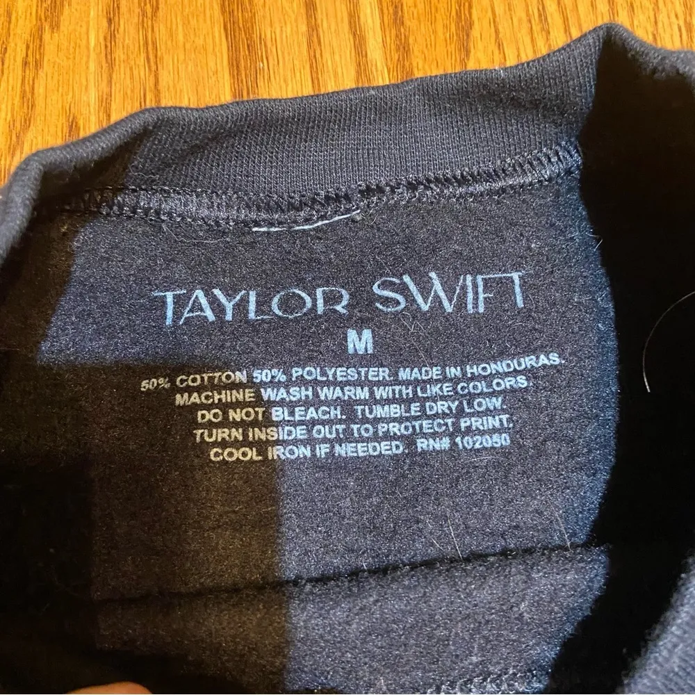 Taylor Swift Fearless Crew Neck Size Medium - Image 3