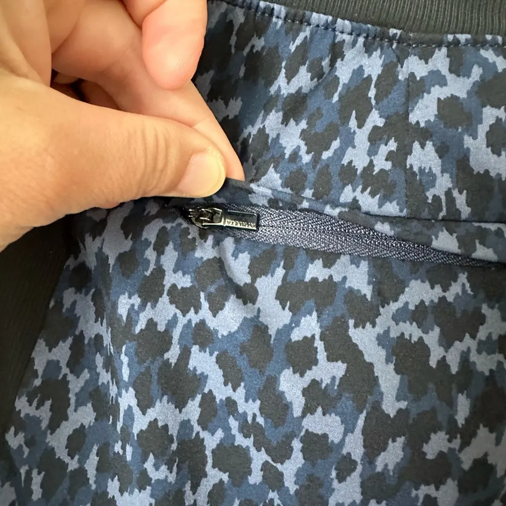 Athleta Shorts Navy Blue/Purple Brooklyn Printed Allure Sportswear Size 8 - Image 7