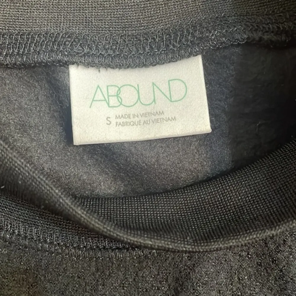 Abound sweater crop teddy bear long
sleeve crew neck NWT top black Sz Small - Image 2