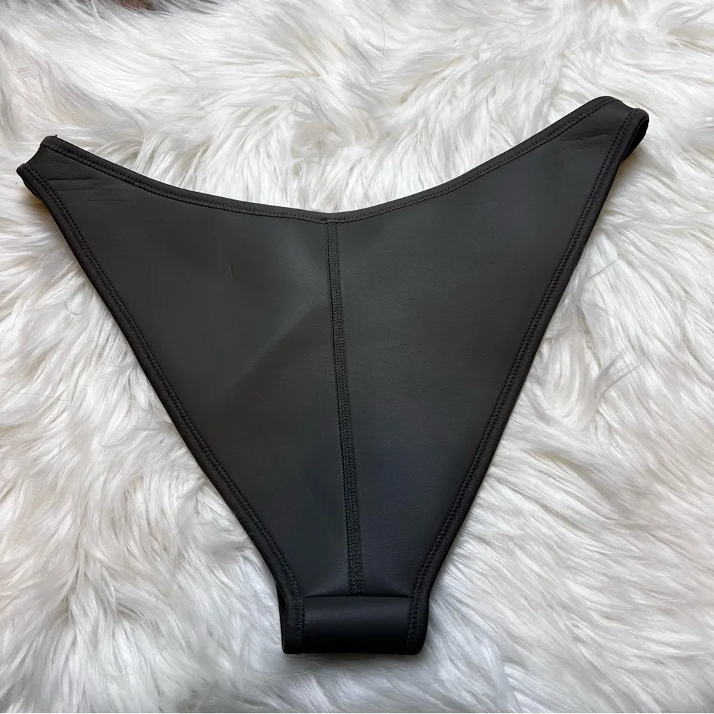 Skims Swim Rubberized Scuba Tanga Bikini Bottoms. In Gray Chalk. Size Large. - Image 3