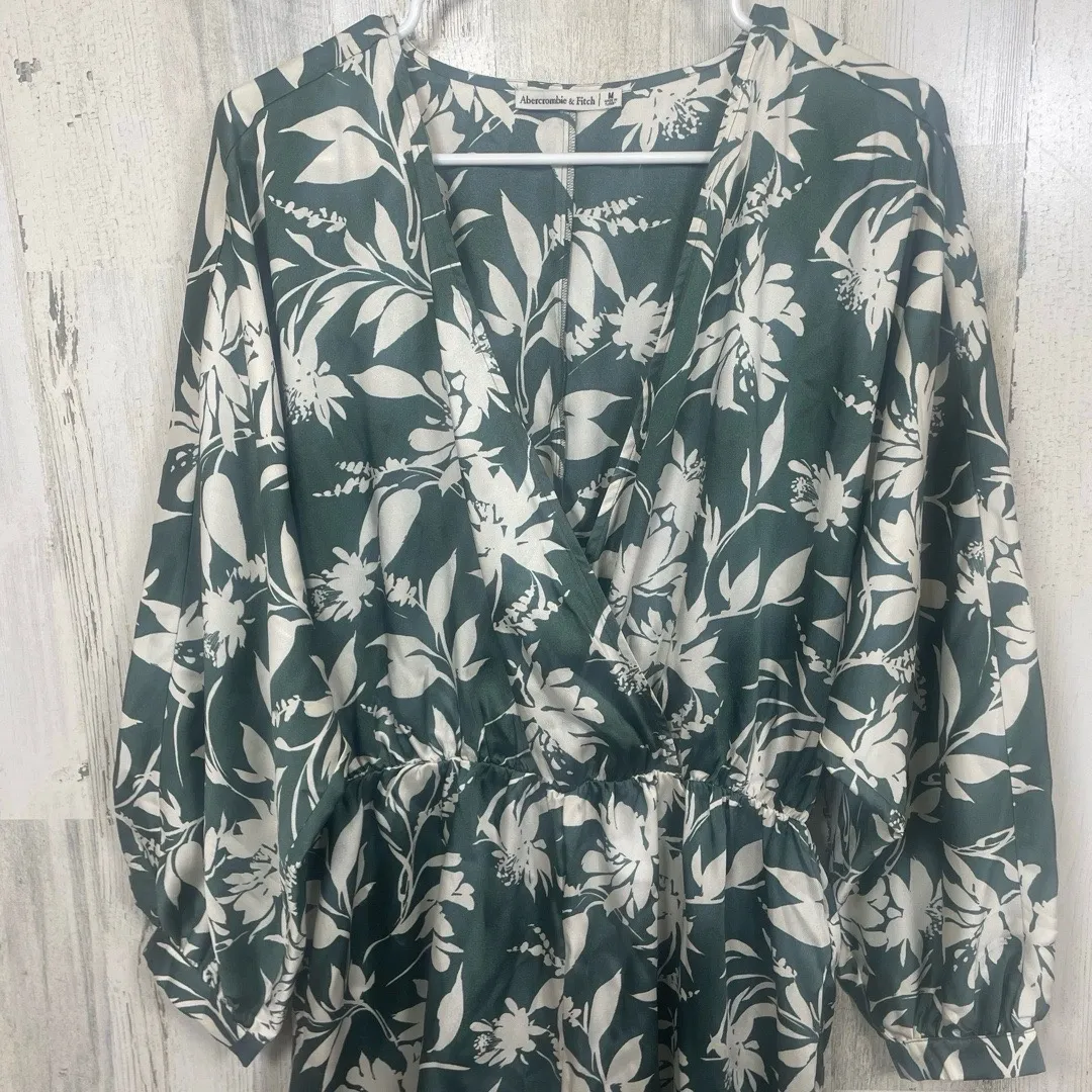 Abercrombie & Fitch Green Floral Tropical Easy Waist Romper Size Medium Resort - Image 2