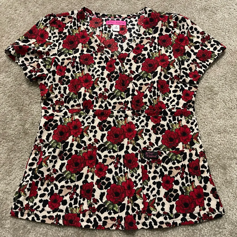 Women’s  Floral Cheetah Calla 2 Pocket Mock Wrap Scrub Top Size S - Image 2