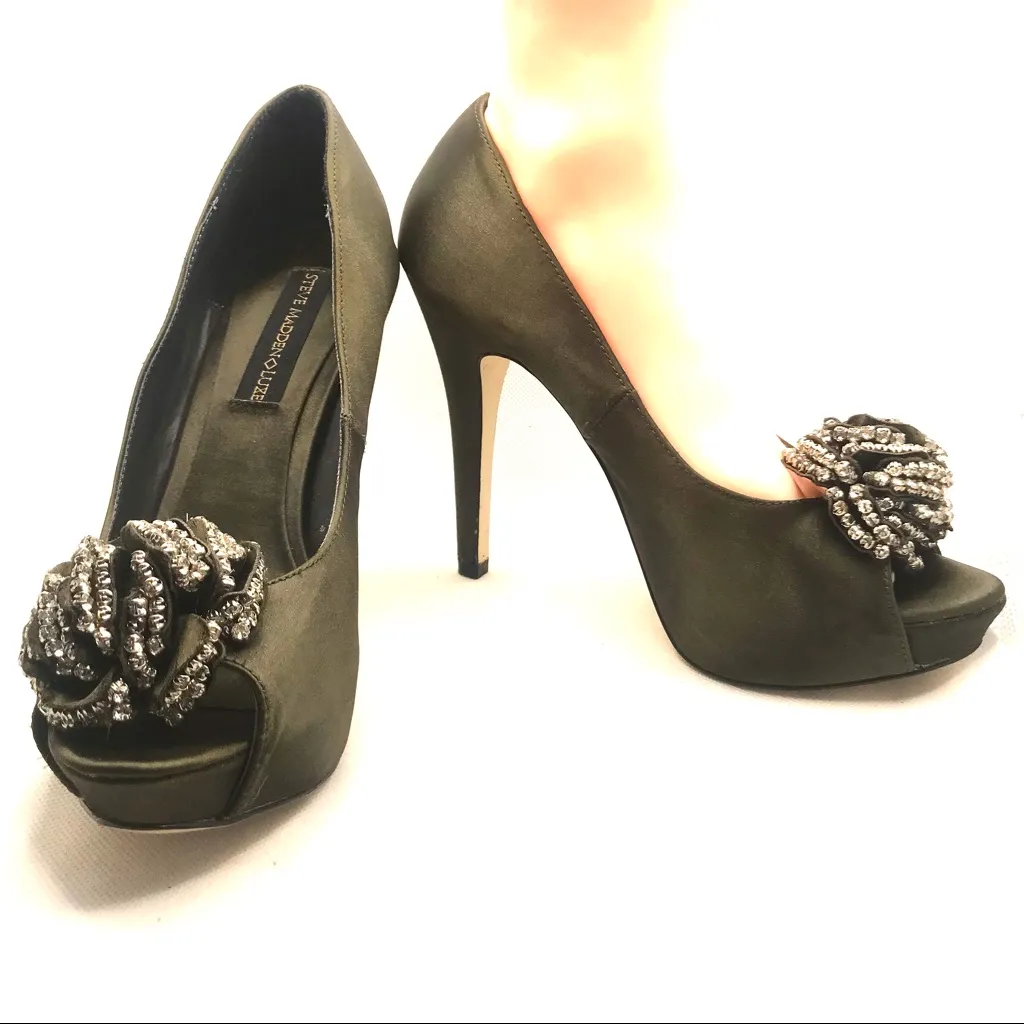 STEVE MADDEN LUXE "CROWN" OLIVE GREEN SATIN ROSETTE PLATFORM PUMPS (7.5M) - Image 5